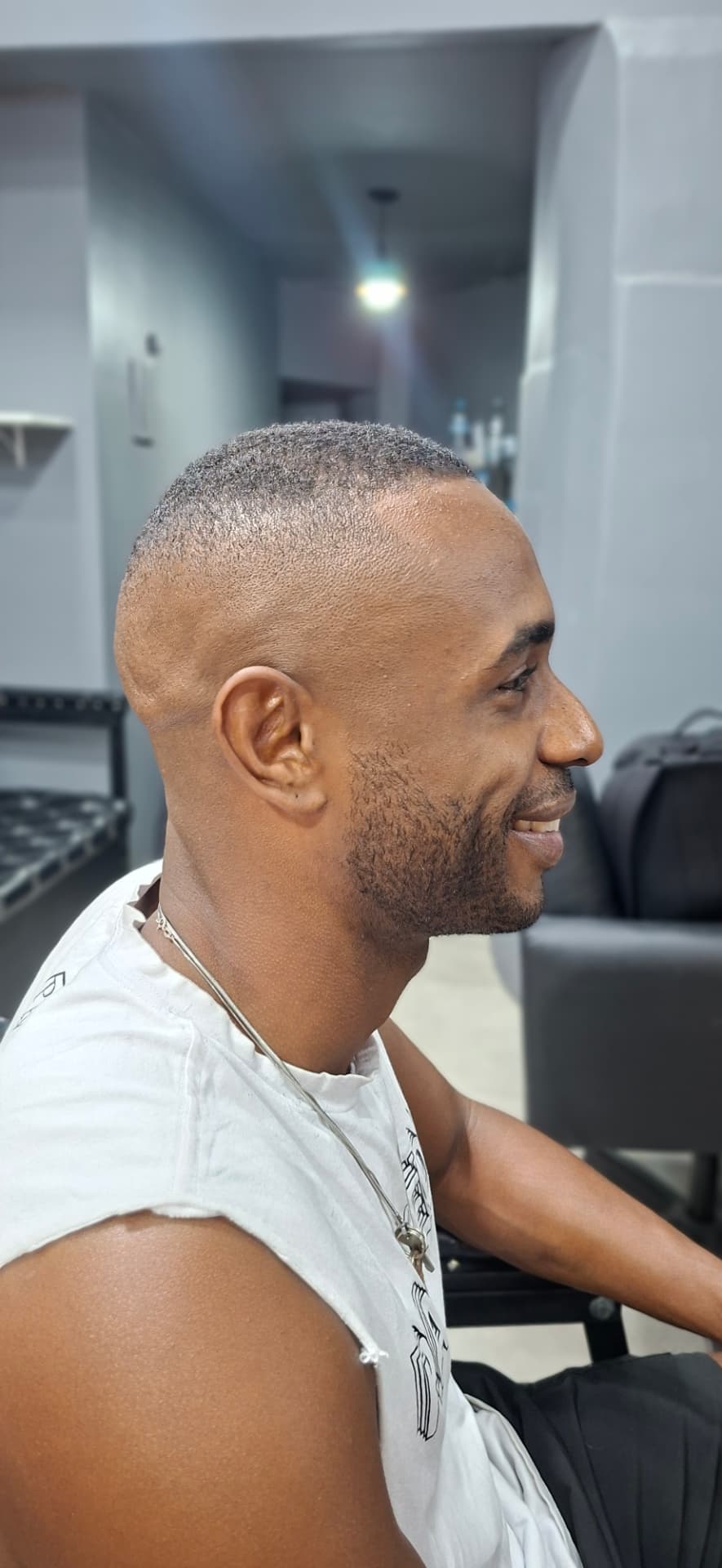 Degradê navalhado com barba alinhada — Los Bárbaros