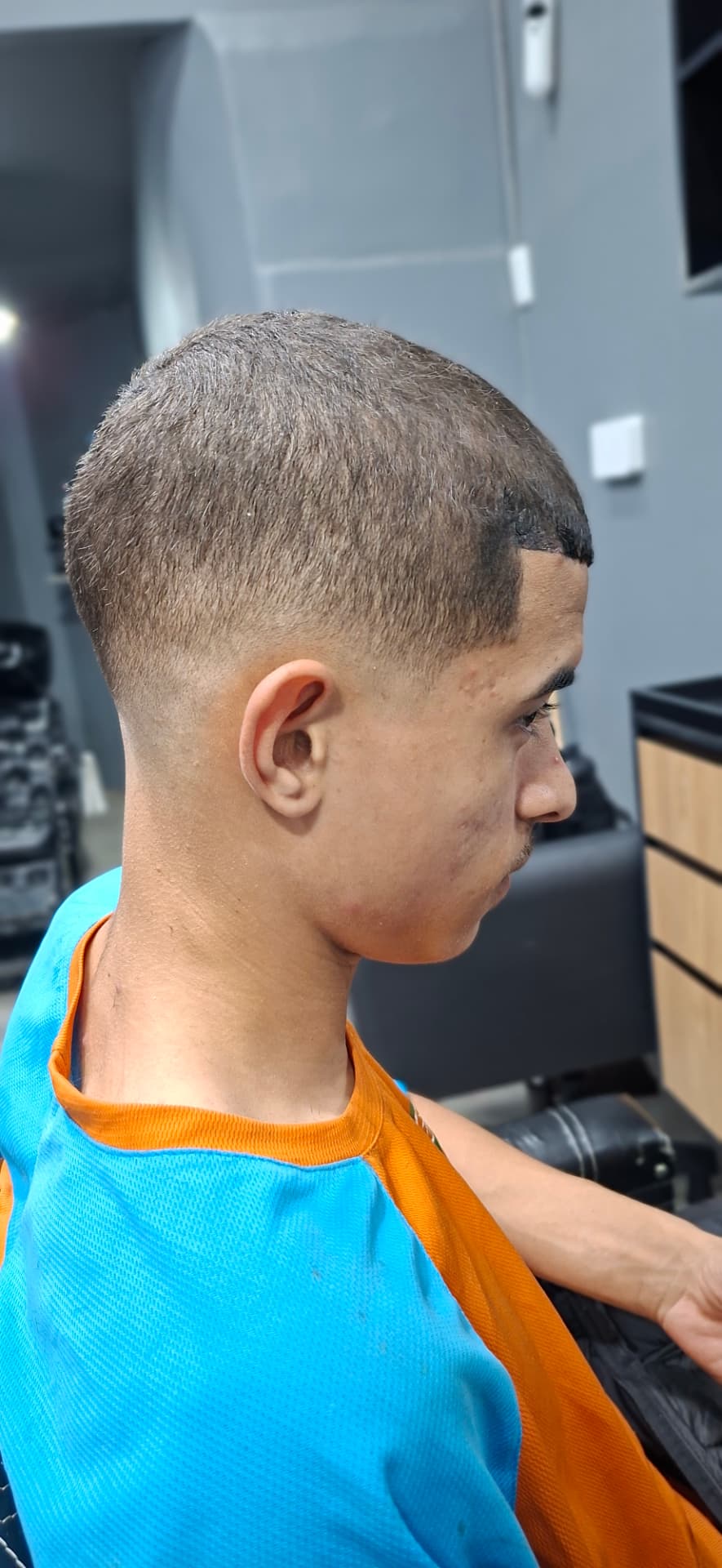 Mid fade com topo curto e pezinho marcado — Los Bárbaros