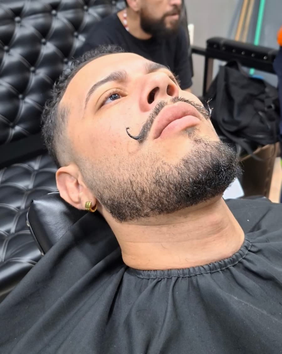 Barba desenhada com bigode estilizado em ponta