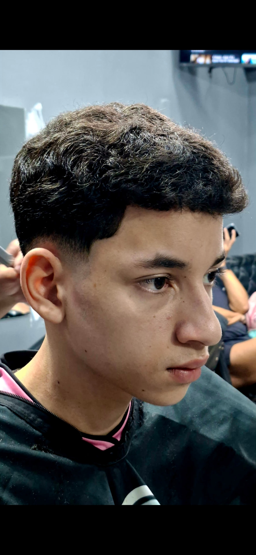 Low taper com topo cacheado e acabamento natural