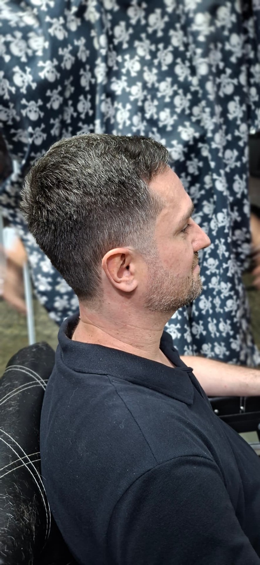 Corte social clássico com laterais curtas — Los Bárbaros