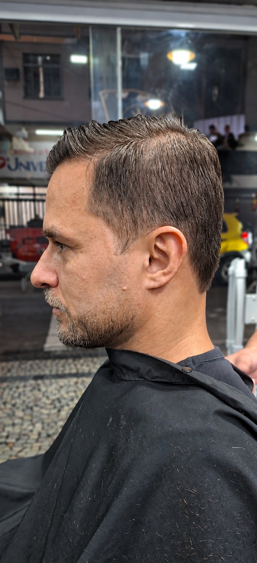 Corte social com risca lateral e acabamento clássico — Los Bárbaros
