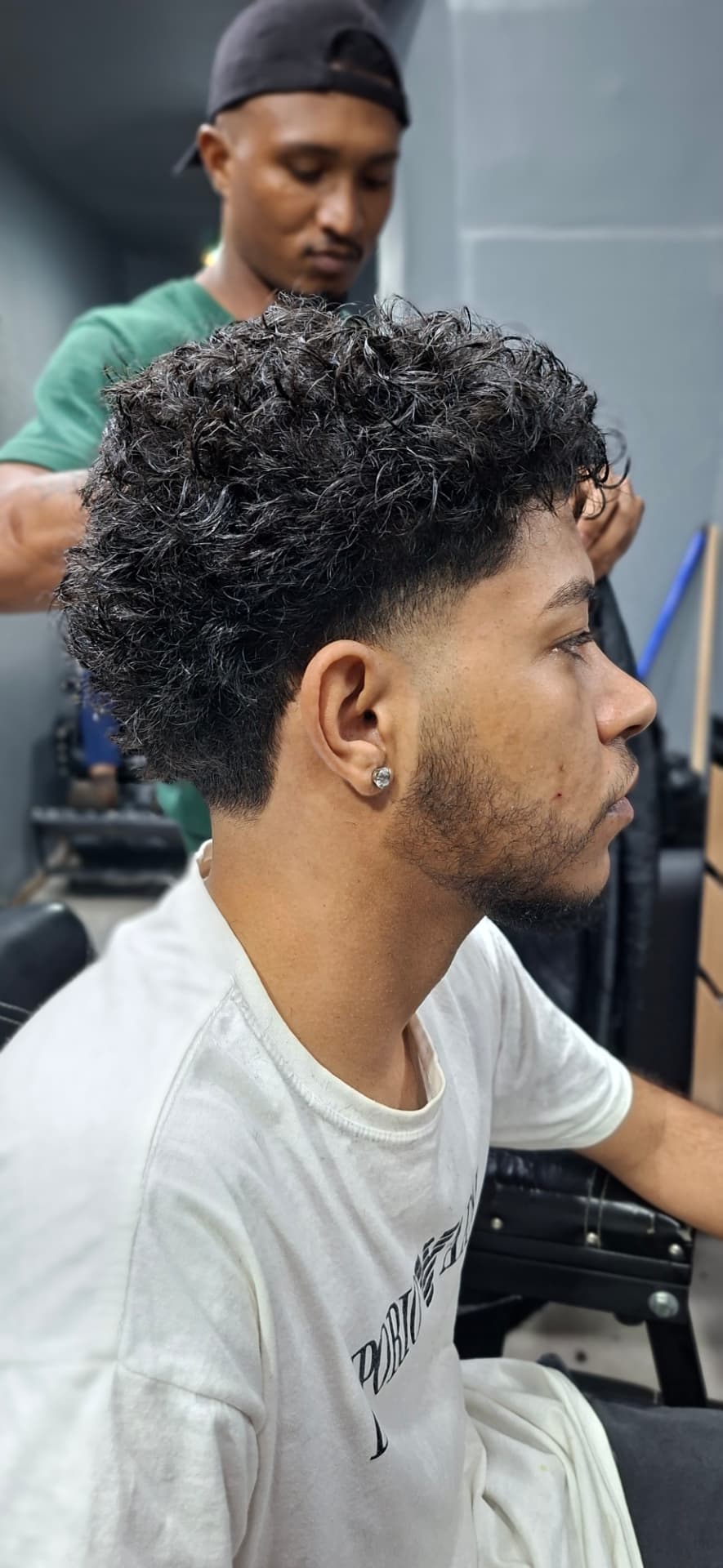 Low taper com topo cacheado e laterais na navalha — Los Bárbaros