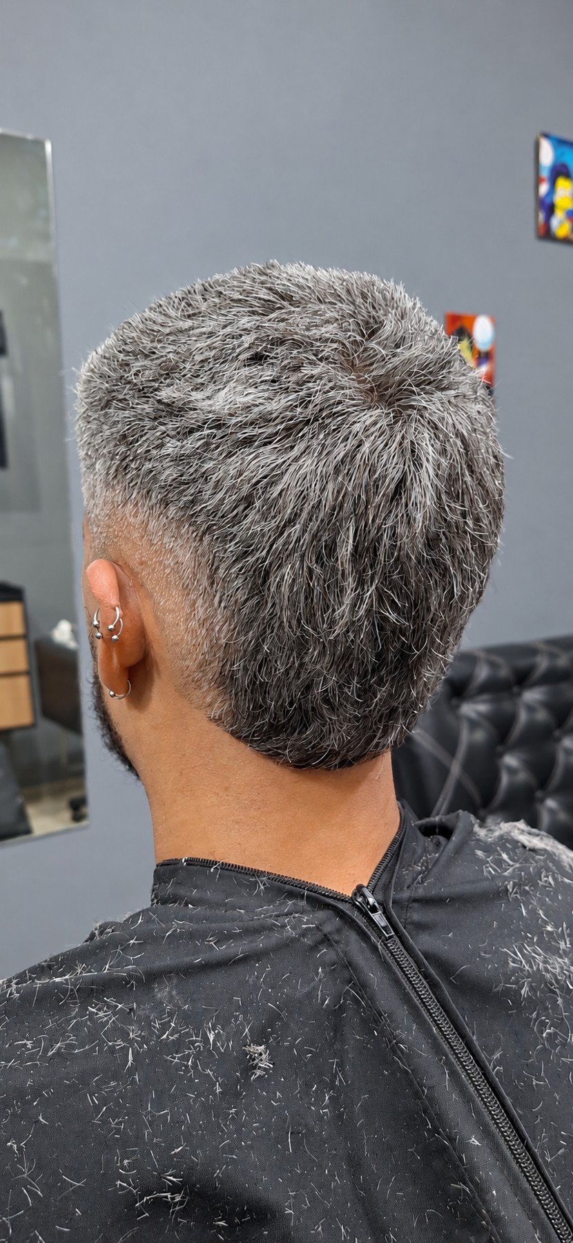 Corte curto texturizado com acabamento na nuca — Los Bárbaros