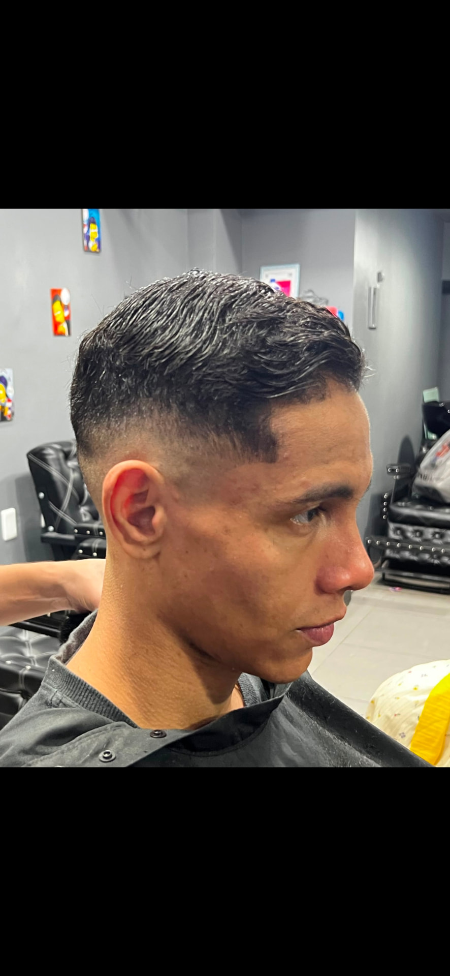 Low fade com side part e acabamento preciso