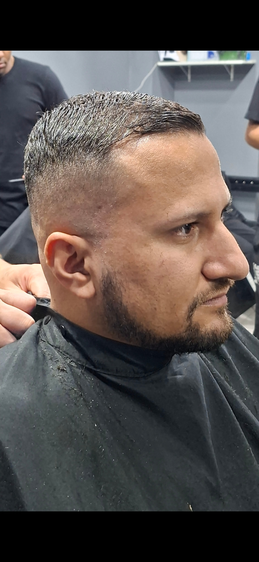 Mid fade com barba desenhada e alinhada