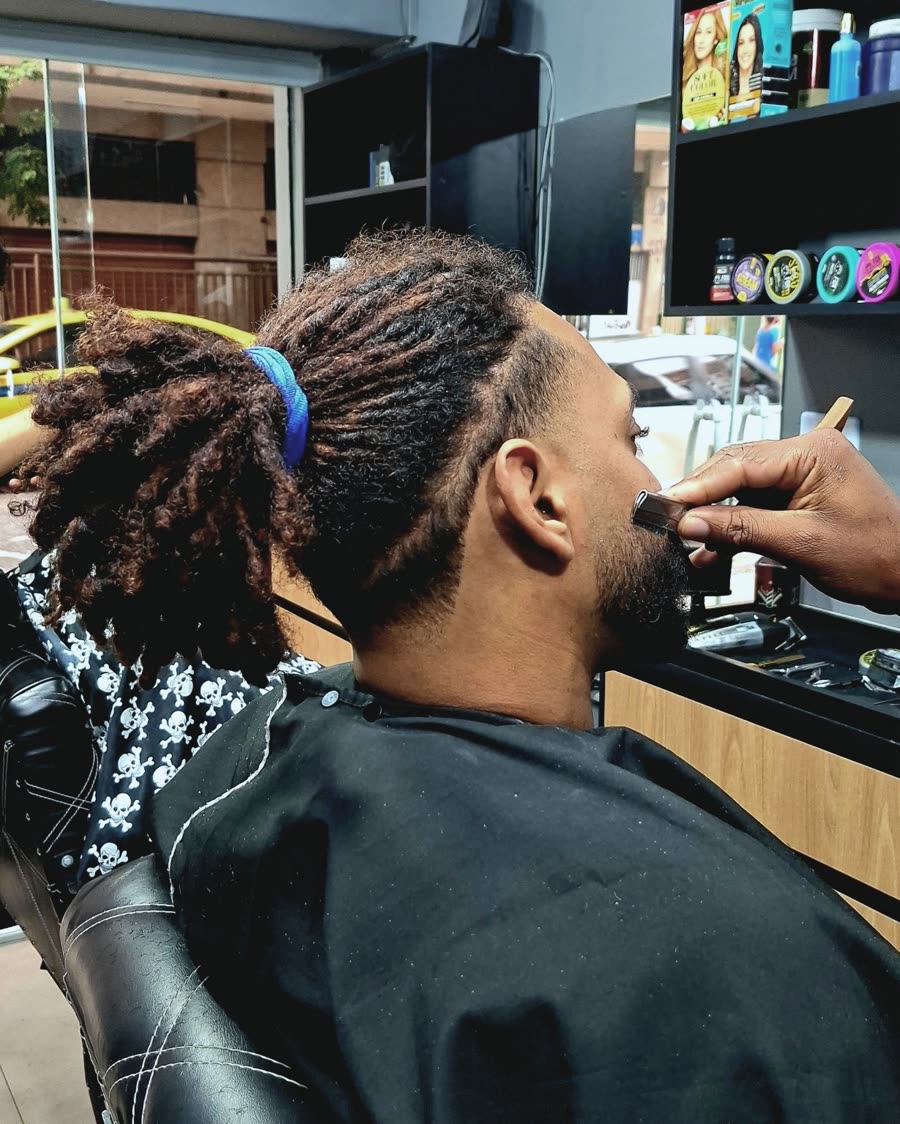 Dreads com laterais na máquina e barba alinhada na navalha