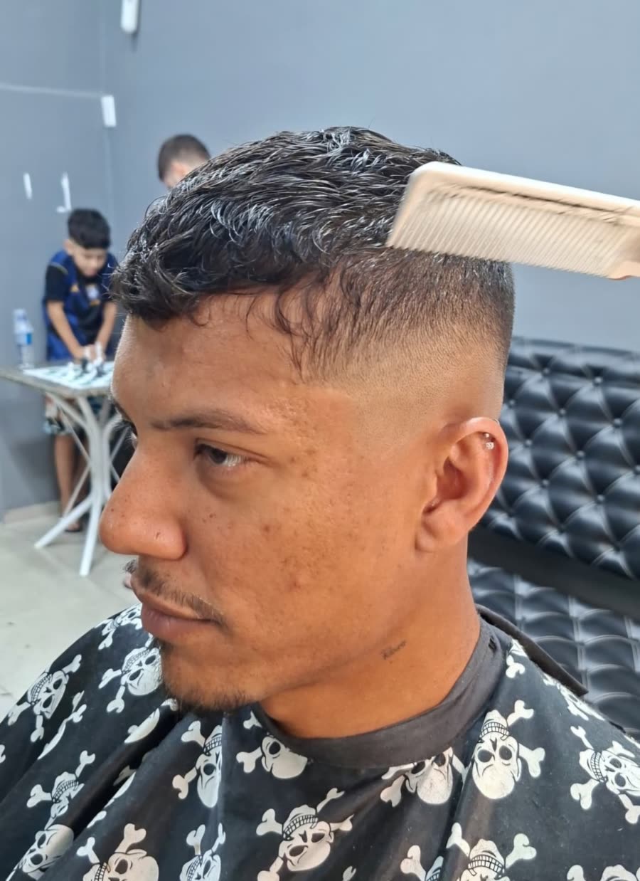 Mid fade com topo texturizado finalizado no pente